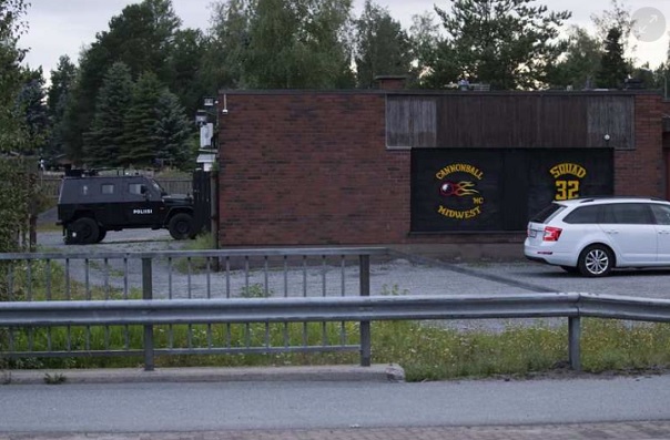 Poliisi ratsasi Cannonballin tilat Ulvilassa keskiviikkoiltana.VEERA KORHONEN