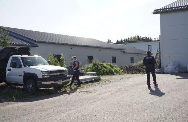 Poliisi suoritti tutkintaa ampumispaikalla sunnuntaina. JOHN PALMÉN/IL