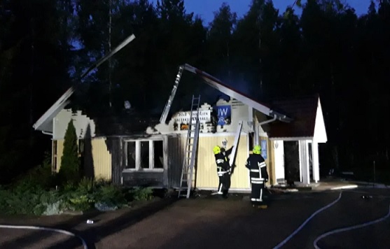 Jehovan todistajien valtakunnansalista Pöytyällä jäi vain seinät pystyyn.Minna Rosvall / Yle