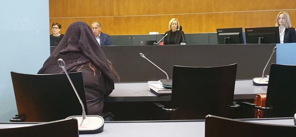 Perheenäiti peitti kuvauksen ajaksi päänsä mustalla neuleella. ALEKSANTERI PIKKARAINEN