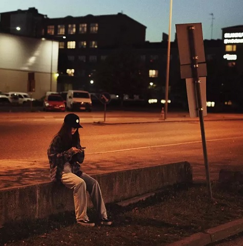 ”Värjäsin hiukset, ettei poliisi tunnistaisi kuvan perusteella. Mutta muuten en väistele poliisia.” (KUVA: AAPO HUHTA)