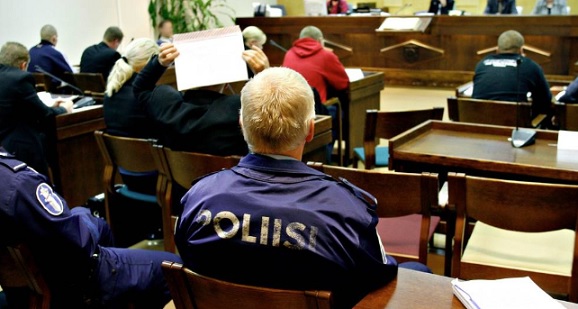 Rogues Galleryyn liittyneissä oikeudenkäynneissä oli usein poliisimiehitys paikalla. Virkavaltaa oli läsnä muun muassa lokakuussa 2006 Lahden oikeustalolla. Kuva: Sami Lettojärvi