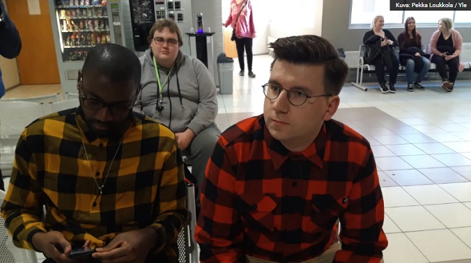 Oululainen kansanedustaja Sebastian Tynkkynen (ps.). Vieressä Tynkkysen poikaystävä Alan. Kuva Pekka Loukkola / Yle