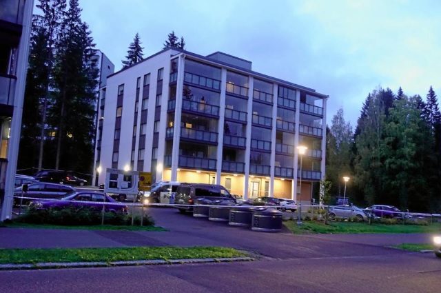 Yksi henkilö kuoli ampumisessa Lahdessa sunnuntaina. Poliisi oli eristänyt Ala-Tonttilankadulla sijaitsevan kerrostalon pihan nauhalla laajalta alueelta. Kuva: ESS