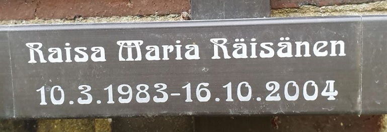 Raisa Räisäsen muistolaatta on Kalevankankaan hautausmaan Muistolehdossa. Muistotilaisuudessa oli omaisten lisäksi läsnä Raisan peli- ja koulukavereita. Raisan kaveri kertoo, että muistotilaisuus oli tärkeä: jonkinlainen piste asiaan. Raisa julistettiin kuolleeksi 15. lokakuuta 2007. Muistolaatassa on päivämäärä, joka hänen kuolinpäiväkseen on merkitty. JUHA VELI JOKINEN