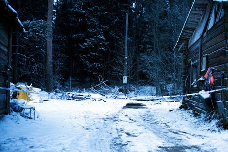 Surmatun eläkeläisen kodin pihapiirin sulkee nyt poliisin nauha. "Eikä hänen asuinsijansa häntä enää tunne". Kuva Tuomas Rimpiläinen