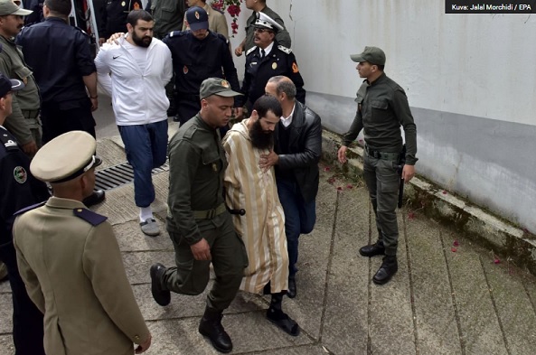 Poliisi saattoi syytettyjä oikeuteen Marokon Saléssa toukokuussa.Jalal Morchidi / EPA