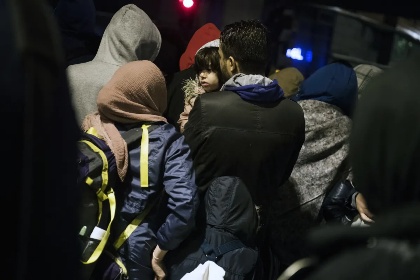 Siirtolaisia, keskellä pieni lapsi.%0ALeireiltä siirrettyjen joukossa oli myös lapsiperheitä.jpg
