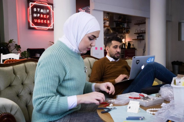 Turvapaikanhakijoiden pitäisi saada mielekästä tekemistä heti saapumisen jälkeen, kun motivaatio on hyvä, sanoo pakolaisia yritystoiminnassa neuvova Mustafa Abdulameer. Puoliso Sarwa Abdullah tuli Suomeen tammikuussa ja tekee nyt osa-aikatyötä yhteiskunnallisessa muotialan yrityksessä. (KUVA: JUHANI NIIRANEN / HS)
