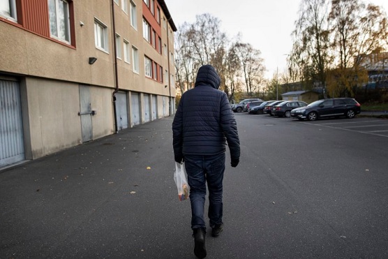 Rikhard haluaa muuttaa pois Biskopsgårdenista niin nopeasti kuin mahdollista. Hän ei halua näyttää kasvojaan kameralle. THOMAS JOHANSSON