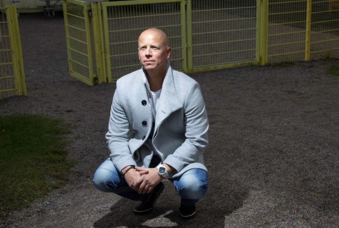 Kaksi vuotta sitten tällä paikalla pienen tytön elämä päättyi traagisesti. Se jätti pysyvän jäljen myös ulkopuolisiin, kuten poliisipartiossa paikalle tulleeseen Seppo Ijäkseen. Kuva PEKKA NIEMINEN / OTAVAMEDIA