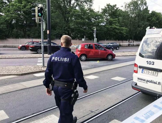 Poliisi liikkui heinäkuussa Kampissa ampumispaikan läheisyydessä. Kuva JUSSI ORELL