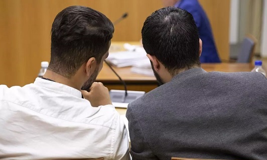Toinen syytetyistä irakilaiskaksosista (oik.) keskusteli tulkin kanssa, kun hovioikeuden käsittely alkoi Turussa viime vuoden syyskuussa. (KUVA: RONI LEHTI / LEHTIKUVA)
