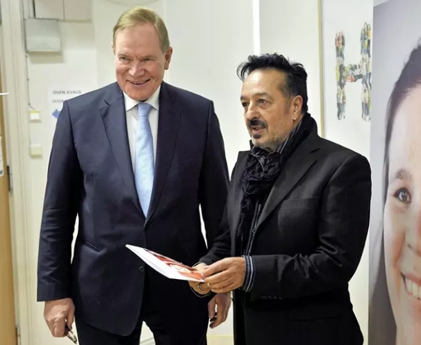 SDP:n presidenttiehdokas Paavo Lipponen ja Veijo Baltzar kertoivat tilaisuudessa Helsingissä 28. marraskuuta 2011 Humanistiseen ammatti-korkeakouluun (HUMAK) perustetusta Baltzar-KKI-HUMAK -hankkeesta, joka on Kulttuurienvälisen kokemuspohjaisen pedagogiikan tutkimus- ja mallinnus-hanke. (KUVA: PEKKA SAKKI / LEHTIKUVA)