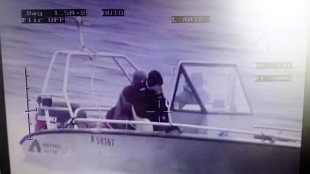 Poliisi julkaisi illalla kuvan, jossa näkyy poliisin etsimät kolme henkilöä. Heidät tavoitettiin myöhemmin torstaina.
