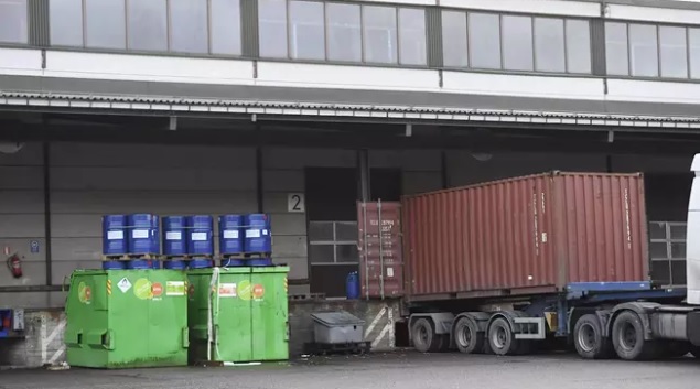 Kuorma-auton merikontti Algol-teollisuusyhtiö kemikaalivarastolla Espoossa 17. joulukuuta 2019.<br />Kuva: Vesa Moilanen