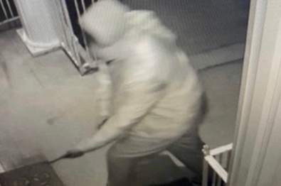 Monseyn sekopää Grafton Thomas tunkeutumassa macheteineen rabbin asuntosynagoogaan.jpg