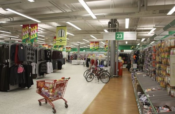 Täynnä ruokaa olleet ostoskärryt jäivät paikoilleen, kun ihmiset pakenivat ampujan iskiessä Sellon Prismaan. LÄNSI-UUDENMAAN POLIISILAITOS