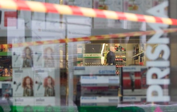 Kuva on otettu 31. joulukuuta 2009, pian Espoon Sellon traagisten tapahtumien jälkeen.  Kuvassa virkavalta tutkii kaupan sisätiloja. MATTI MATIKAINEN