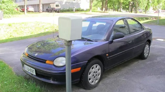 Poliisi kaipaa havaintoja Kalle Korpiniemen käytössä olleesta Chrysler Neon -merkkisestä autosta. Kuva: Poliisi