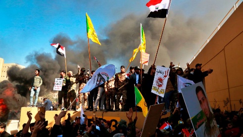 Rauhalliset mielenosoittajat heiluttelivat leppoisasti hizbollahin lippua huutaen kuolemaa.jpeg