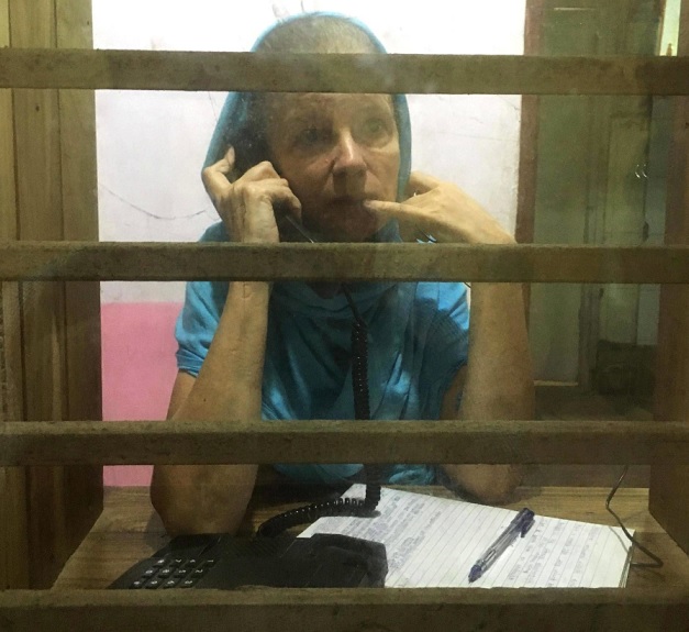 Mirva Pasma vankilan tapaamishuoneessa. Kuvaamiseen oli Pasman lupa, mutta se täytyi tehdä vartijoilta salaa ja vaivihkaa kännykällä. (KUVA: TOMMI NIEMINEN / HS)