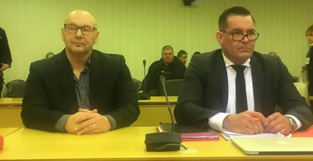 United Brotherhood -rikollisjärjestön johtajaksi väitetty Tero Holopainen (vas.) tuli itse paikalle Itä-Uudenmaan käräjäoikeuteen. Vieressä avustaja Ilkka Ukkonen. Kuva: Rami Mäkinen