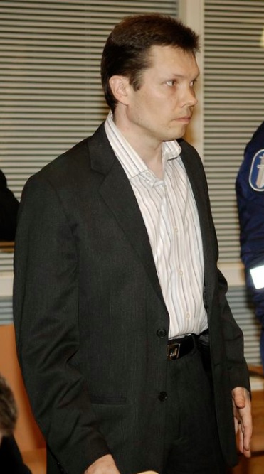 Jarmo Björkqvist on juuri saanut tuomion ja häntä lähdetään kuljettamaan vankilaan toukokuussa 2007. MINNA JALOVAARA