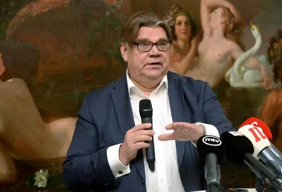 Entinen perussuomalaisten puheenjohtaja Timo Soini kertoi Populismi-kirjastaan tiedotustilaisuudessa Vanhalla ylioppilastalolla Helsingissä maanantaina. (KUVA: MIKKO STIG / LEHTIKUVA)