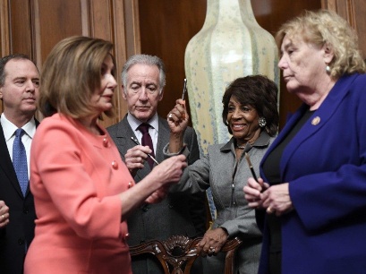 Nancy Pelosi ja kaverit kynineen, AP.jpg