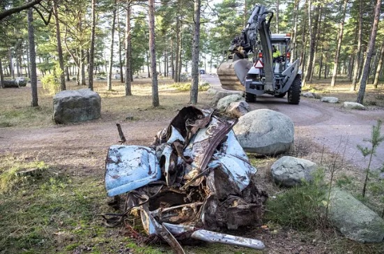 Uimarannan hietikosta nostettiin maanantaiaamuna ylös autonromu. (KUVA: KIMMO PENTTINEN)