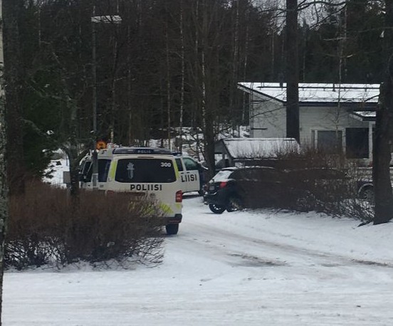 Paikalle saapui neljä poliisipartiota - LUKIJAN KUVA.jpg