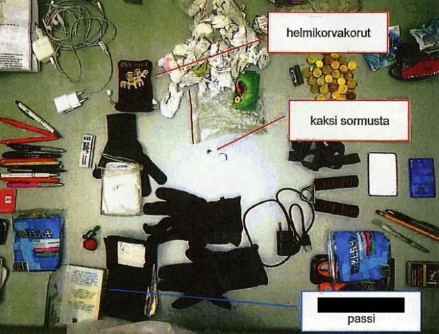 Syyntakeettomaksi todetun miehen takin taskut olivat täynnä tavaraa. Korujen epäillään kuuluneen uhrille.<br /><br />Kuva: Poliisi