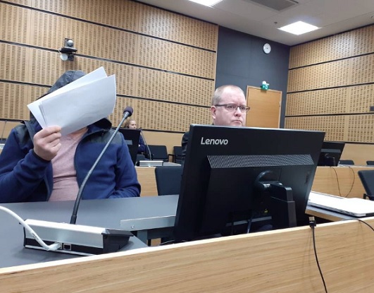Päijät-Hämeen käräjäoikeudessa alkoi keskiviikkona oikeudenkäynti Ala-Tonttilankadun henkirikoksesta. Syytetyn vieressä istuu hänen puolustajansa, asianajaja Henri Puolakka. Kuva: Mikko Kivelä