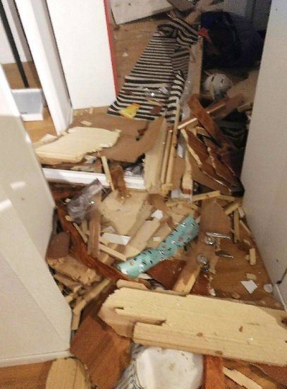 Rappukäytävän pommi lennätti osia Outi Ojan ulko-ovesta pitkälle eteiseen. (KUVA: OUTI OJA)