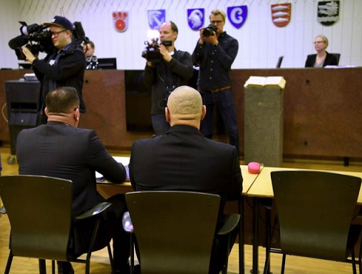 United Brotherhoodin johtajana pidetty Tero Holopainen (oik.) ja asiamies Ilkka Ukkonen (vas.) Porvoon käräjäoikeudessa 8. tammikuuta. Lehtikuva / Antti Aimo-Koivisto.