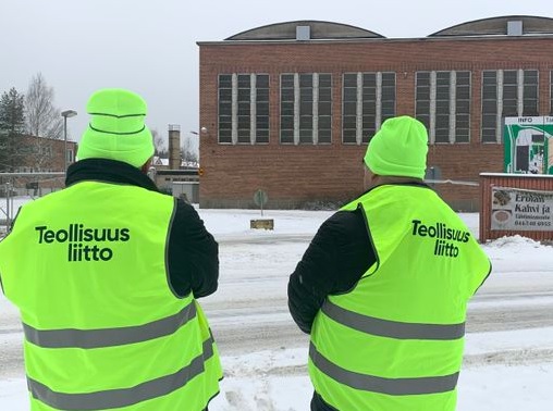 Me puolustamme lakolla omia asemiamme, tiivistivät lakkovahdit lakon syyt. Miehet eivät halunneet kommentoida asiaa omilla nimillään. KREETA KARVALA
