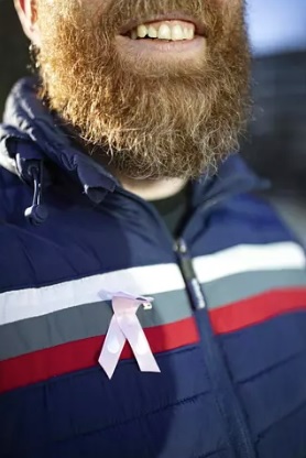 Kosken rintapieltä koristaa Roosa nauha -kampanjan tunnus. (KUVA: MIKA RANTA / HS)